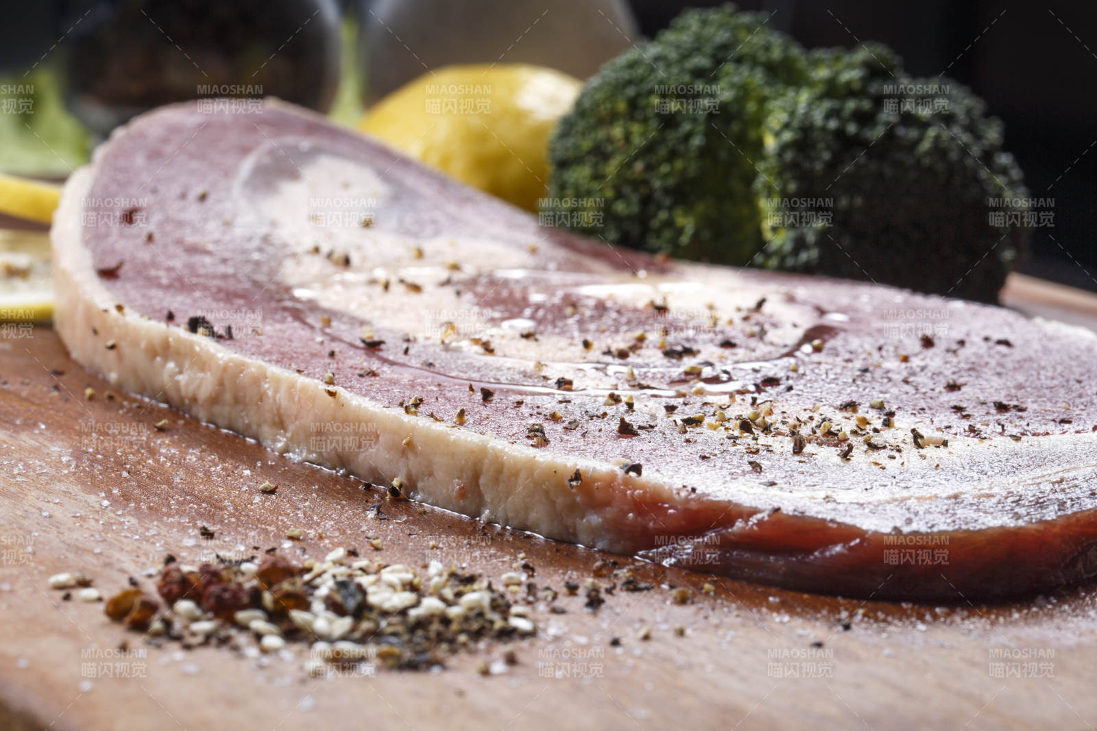 木质砧板上的安格斯牛前胸肉