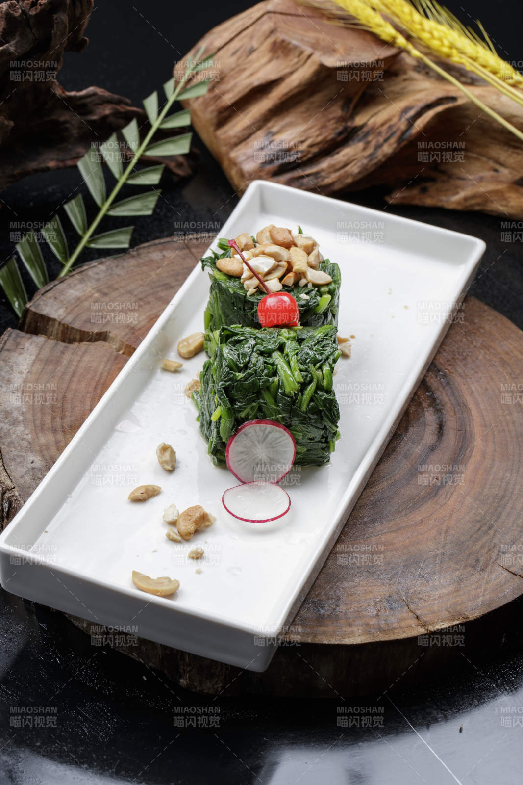 長方形瓷盤裝的菠菜卷擺放在樟木砧板上