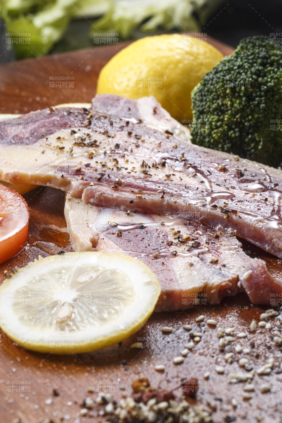 澳洲牛仔骨擺放在木砧板上