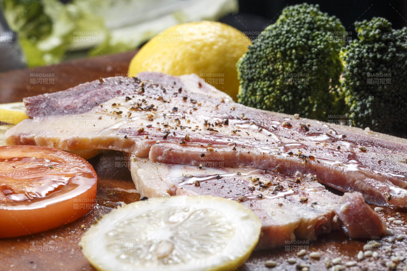 澳洲牛仔骨擺放在木砧板上