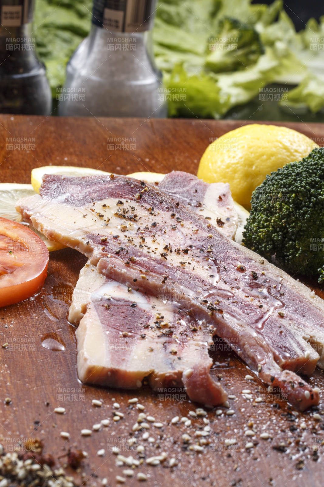 澳洲牛仔骨擺放在木砧板上