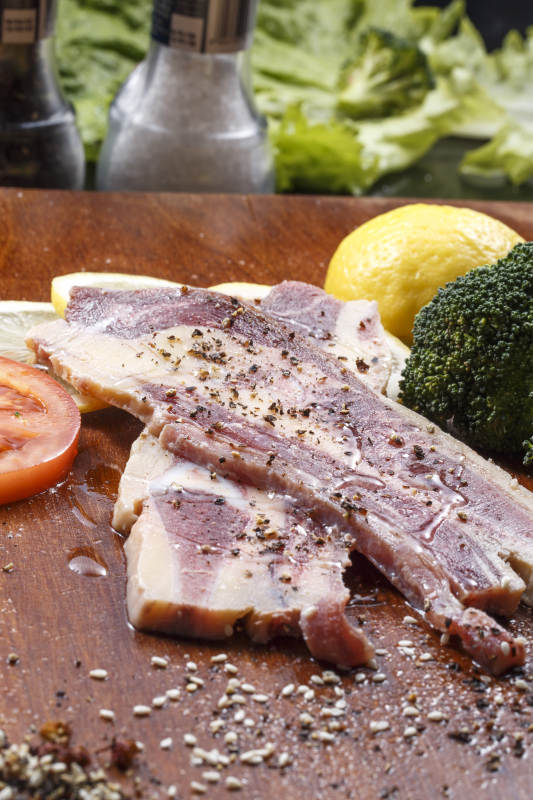 澳洲牛仔骨摆放在木砧板上