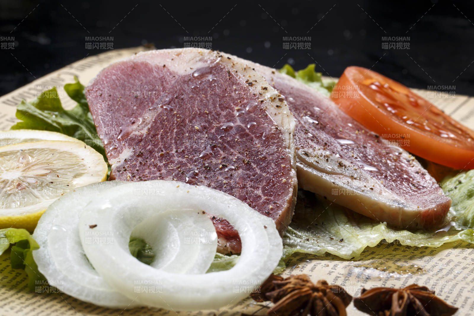 牛肩肉辣椒肉擺放在英文包裝紙上