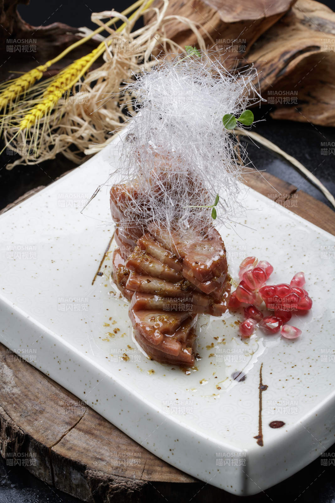 青瓷盘装的糖丝蜂蜜黄米藕摆放在樟木砧板上