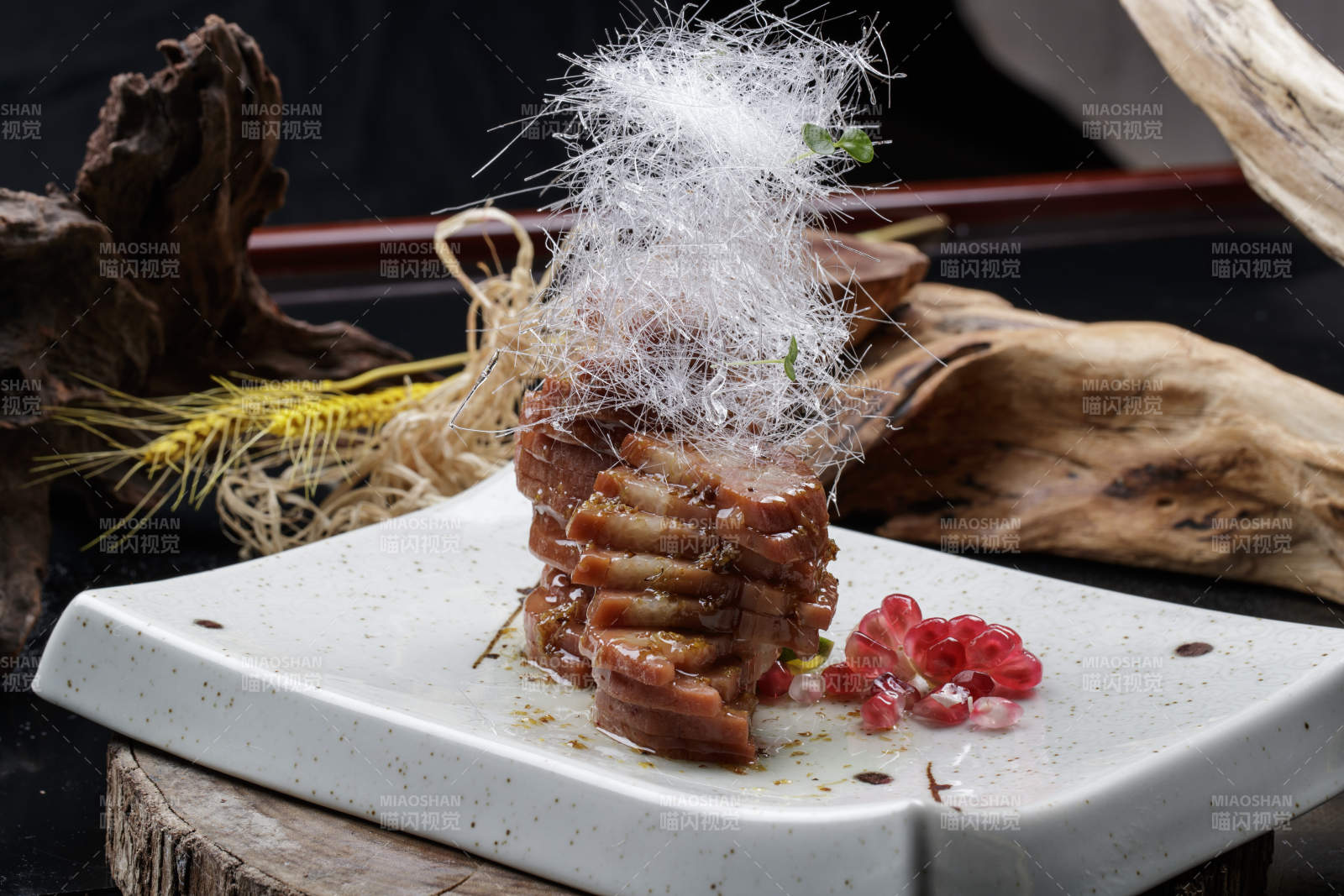 青瓷盤裝的糖絲蜂蜜黃米藕擺放在樟木砧板上