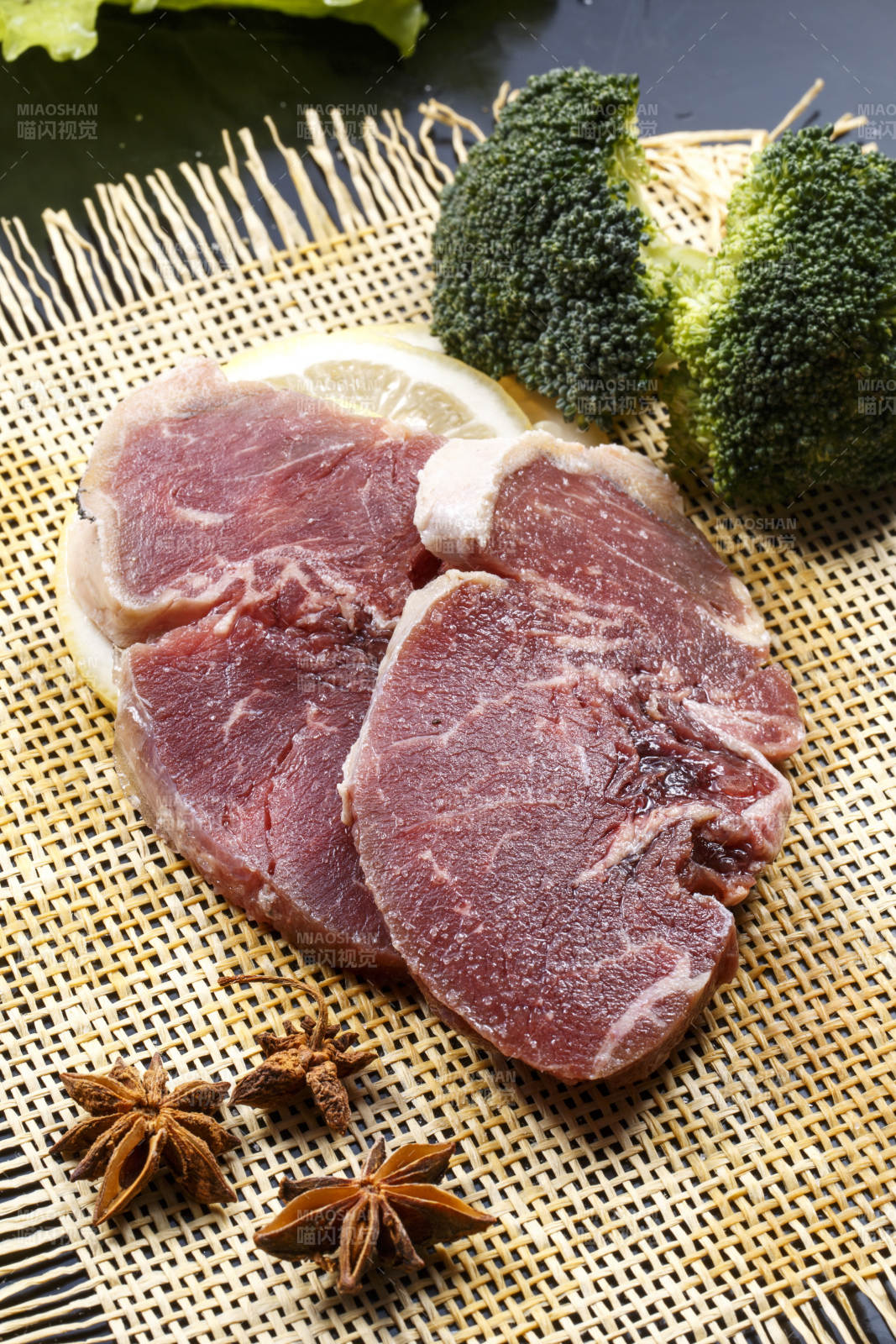 牛外脊肉西冷牛排摆放在黑色背景上