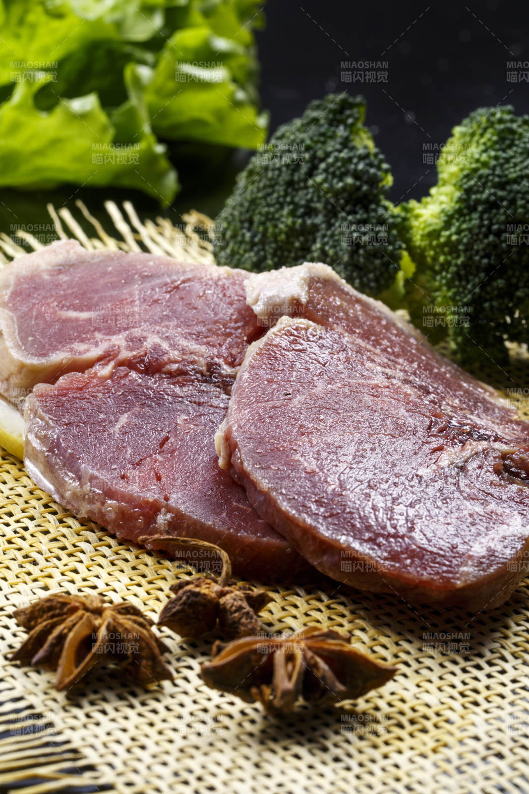 牛外脊肉西冷牛排摆放在黑色背景上