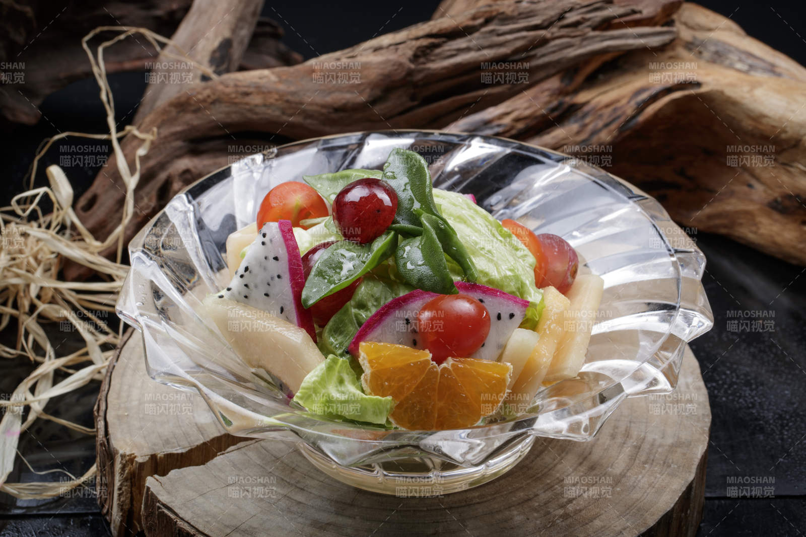 花紋玻璃碗裝的果蔬拌菜擺放在樟木砧板上