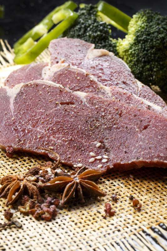 牛里脊菲力牛排摆放在草垫上