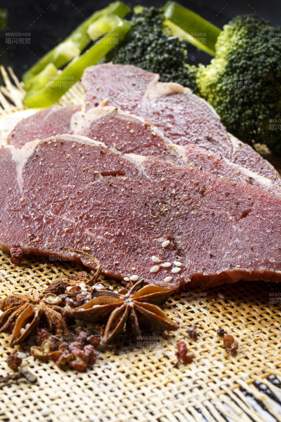 牛里脊菲力牛排摆放在草垫上