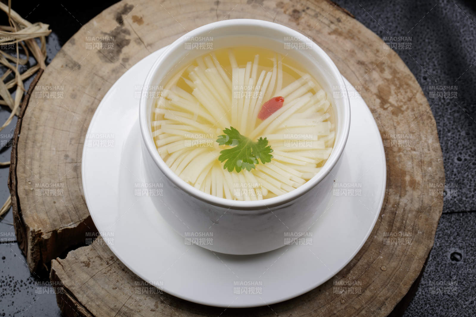 白色瓷汤盅装的菊花豆腐汤