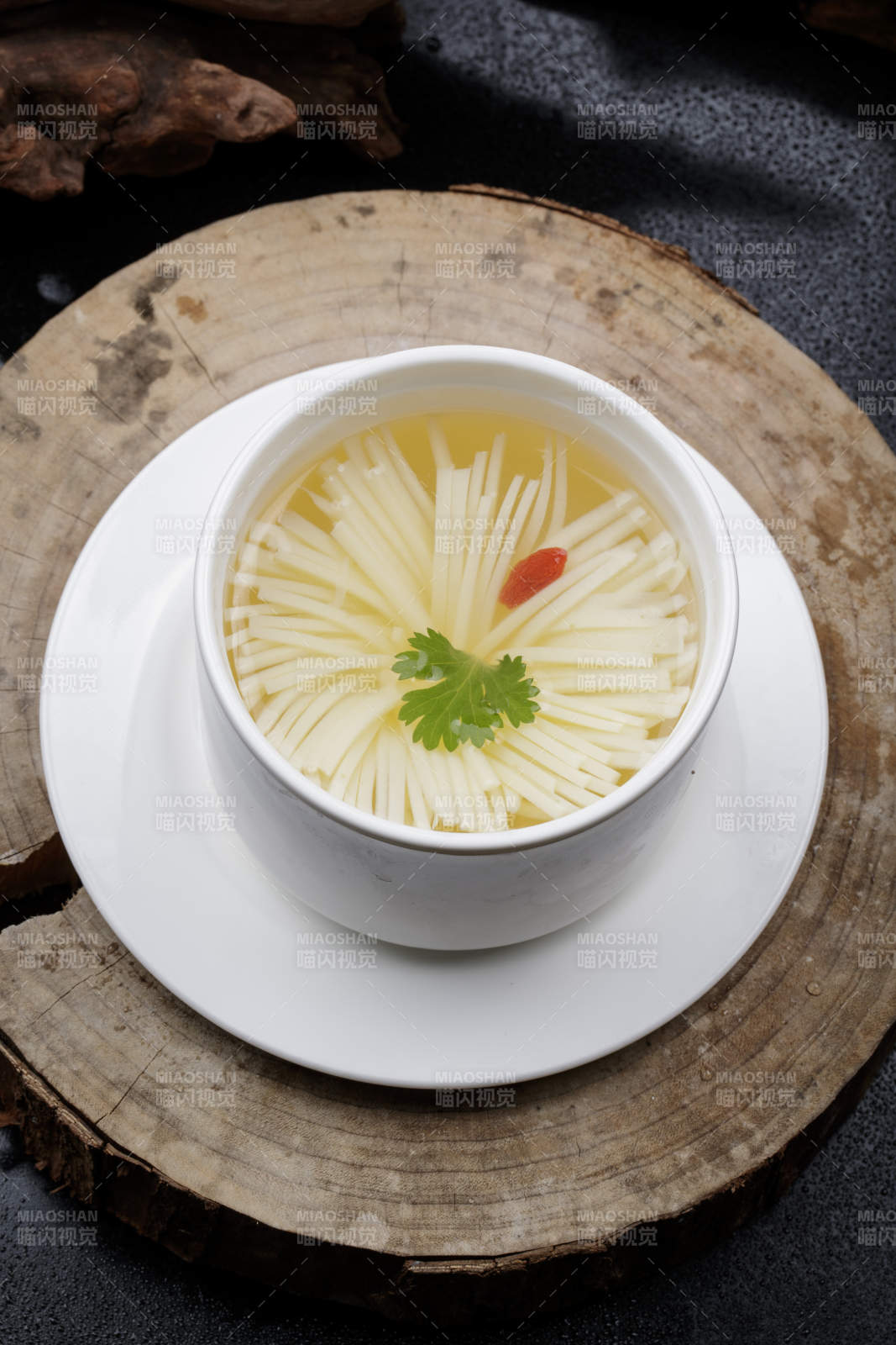 白色瓷汤盅装的菊花豆腐汤