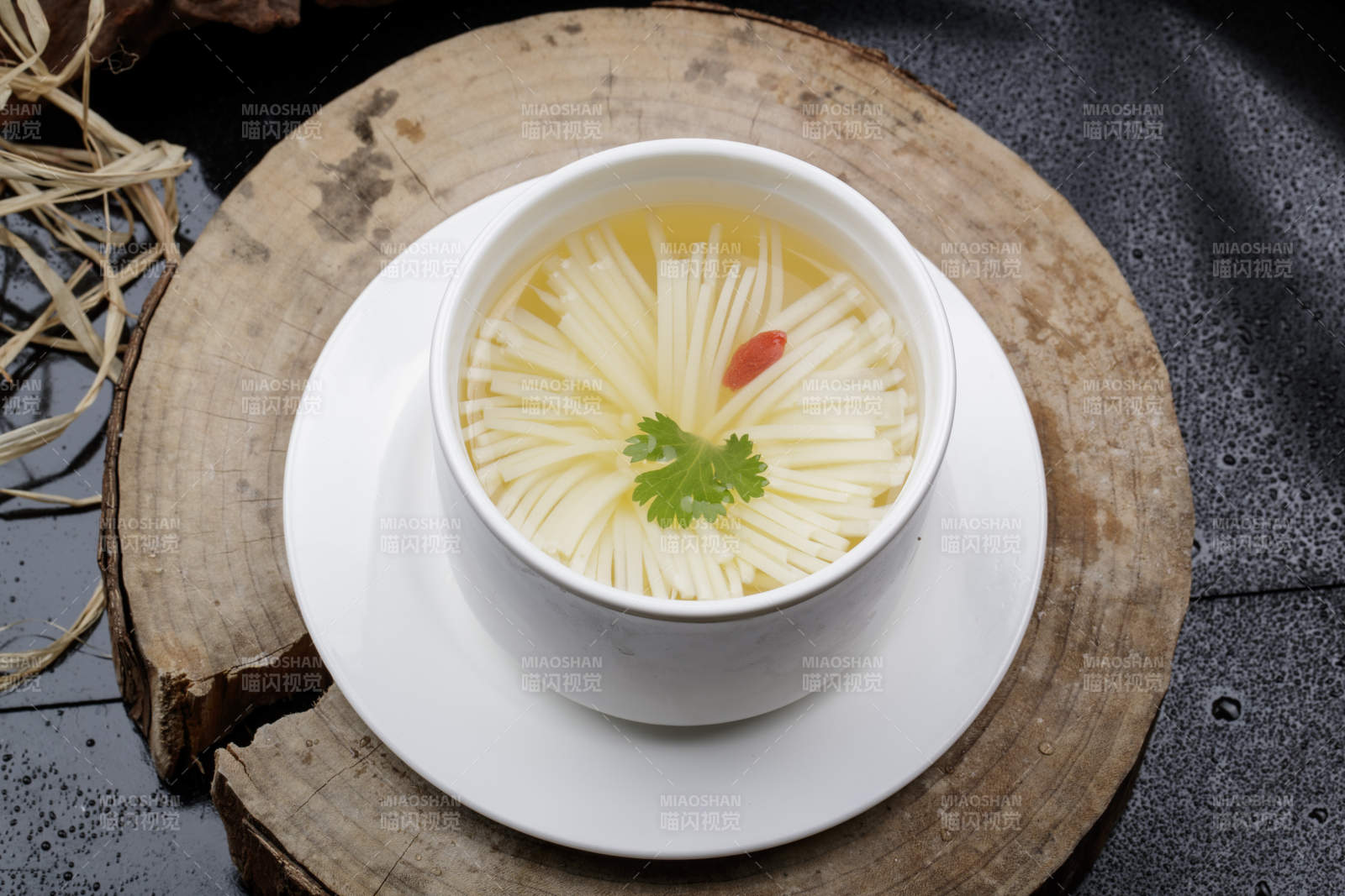 白色瓷汤盅装的菊花豆腐汤