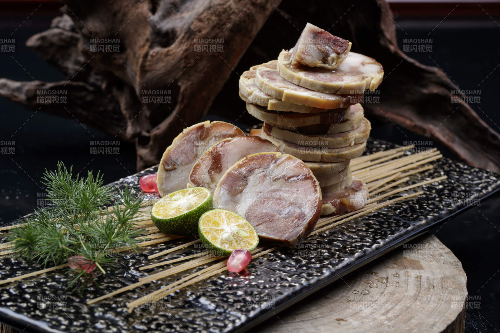 煙熏豆皮肘花卷擺放在樟木砧板上