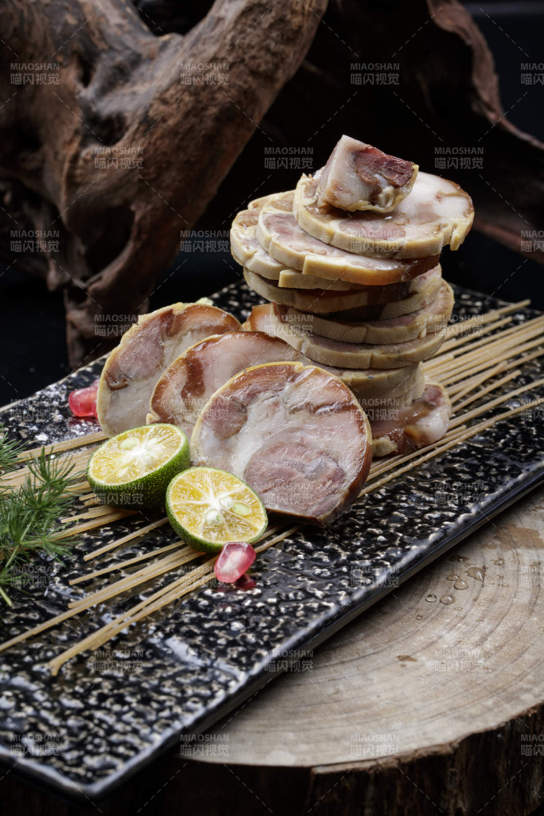 煙熏豆皮肘花卷擺放在樟木砧板上