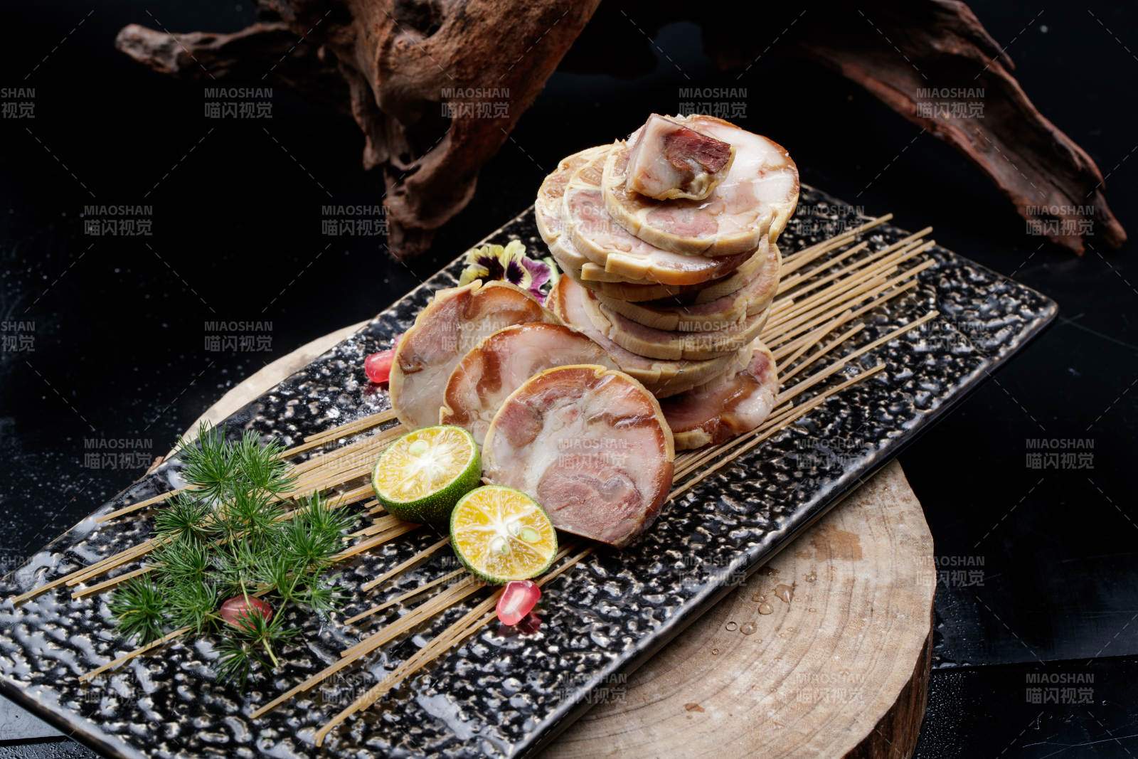 煙熏豆皮肘花卷擺放在樟木砧板上