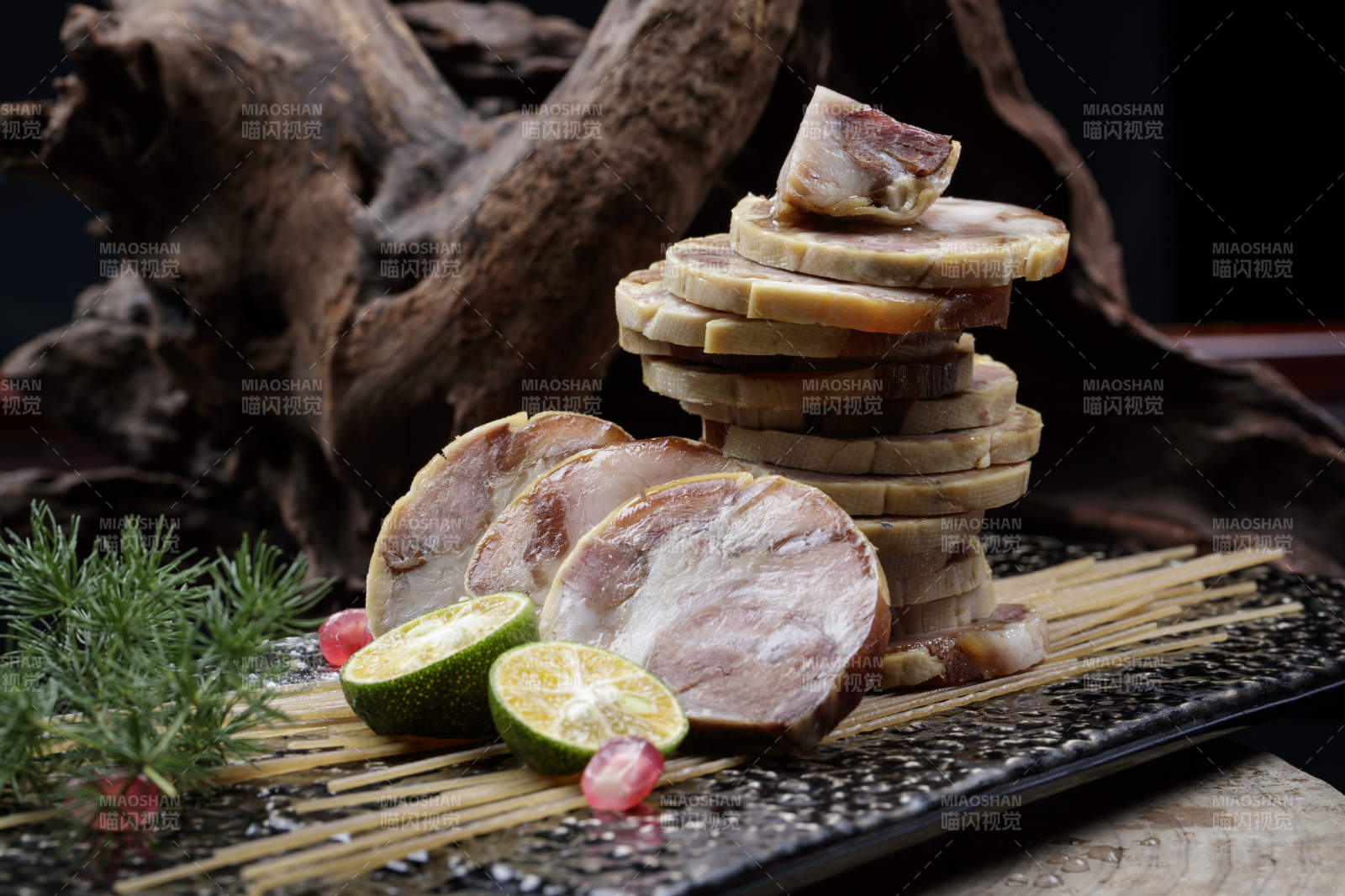 煙熏豆皮肘花卷擺放在樟木砧板上