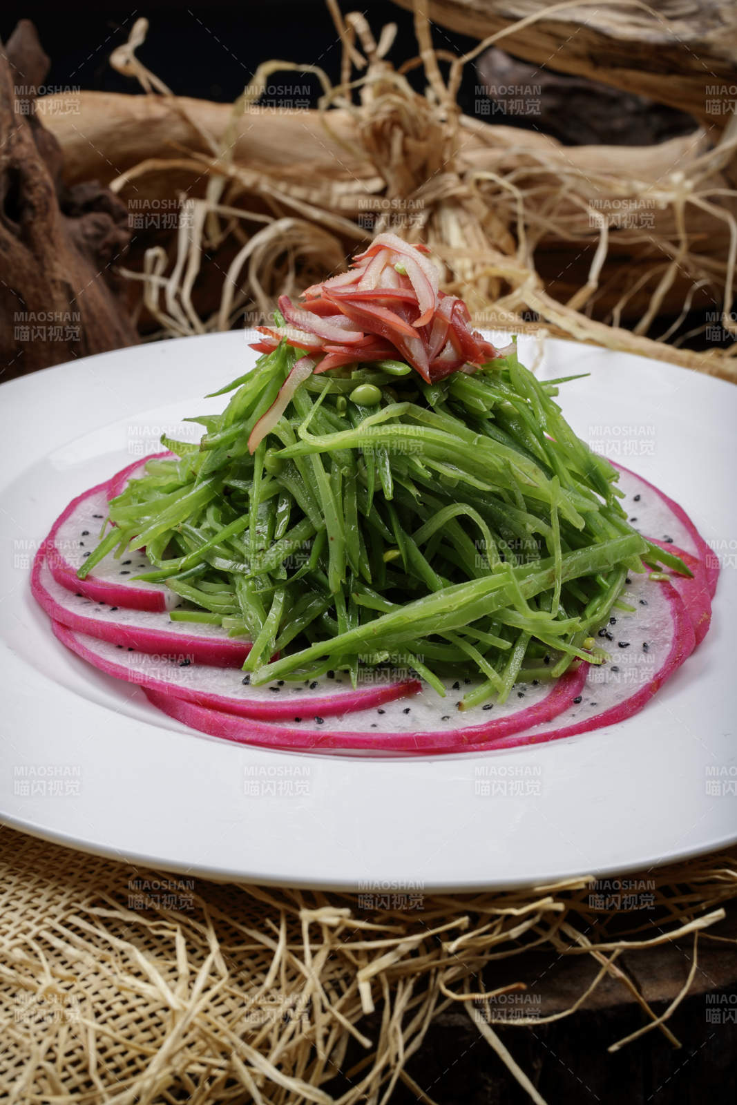 圆形瓷盘装的火龙果青瓜苗摆放在麻布垫子上