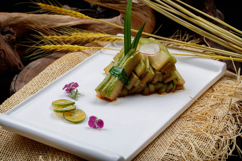 白色瓷盘装的腌渍酱佛手瓜切片