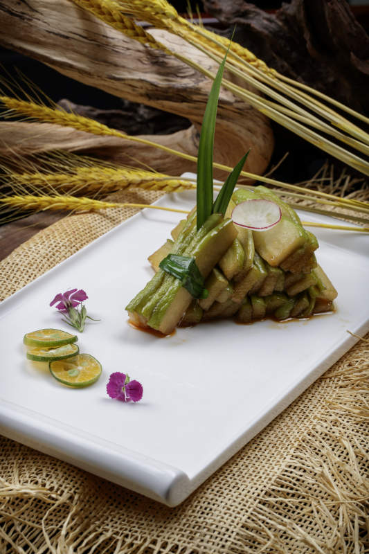 白色瓷盘装的腌渍酱佛手瓜切片