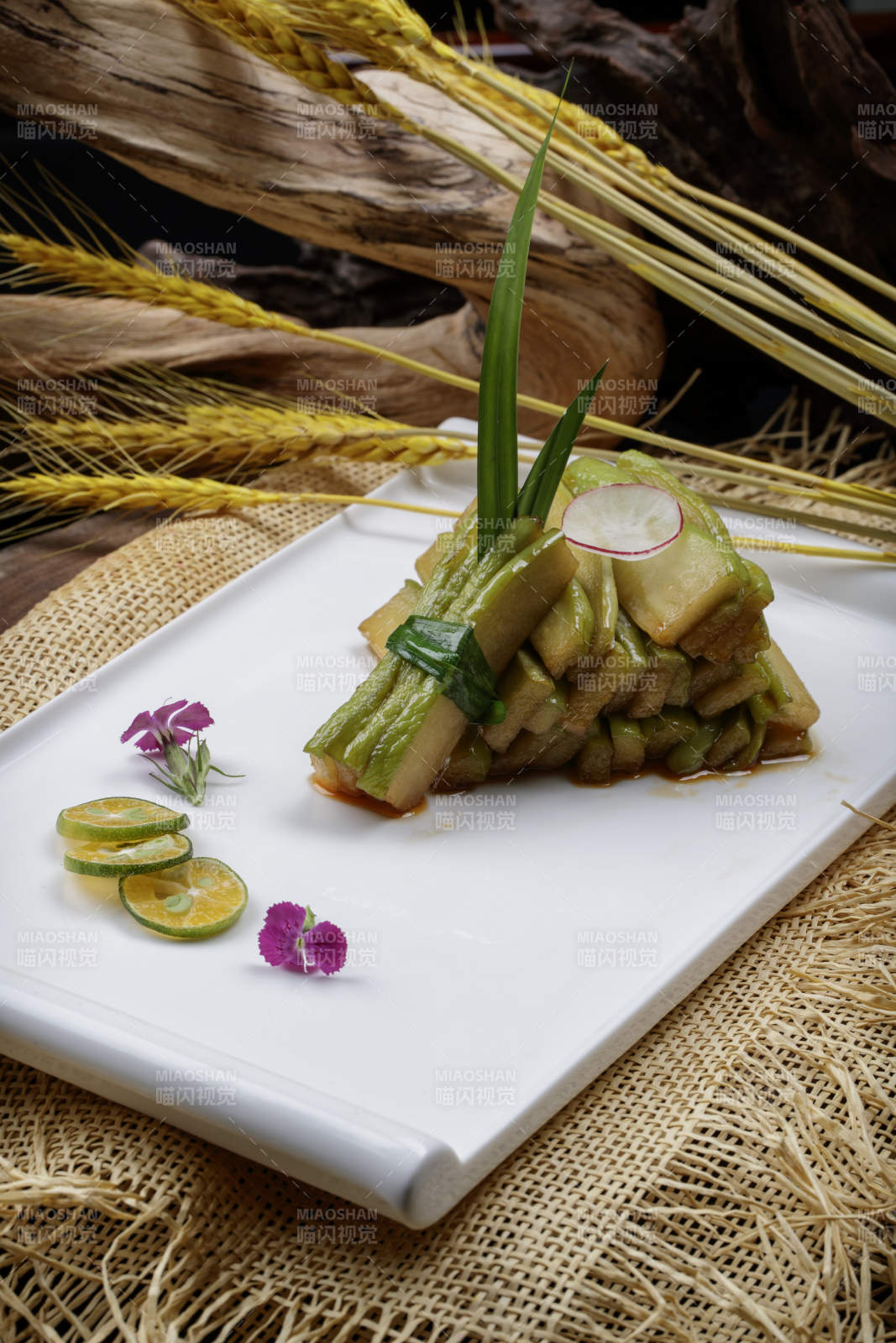 白色瓷盘装的腌渍酱佛手瓜切片