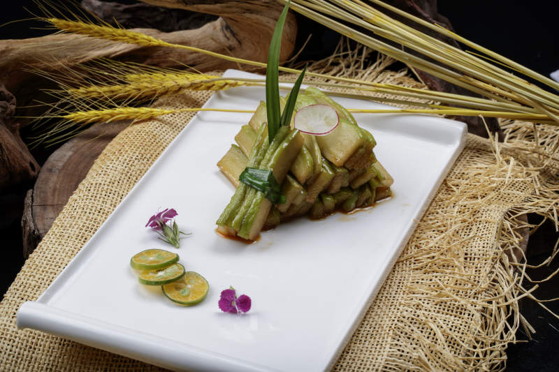 白色瓷盘装的腌渍酱佛手瓜切片