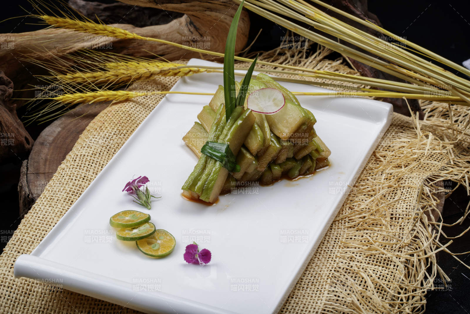 白色瓷盘装的腌渍酱佛手瓜切片