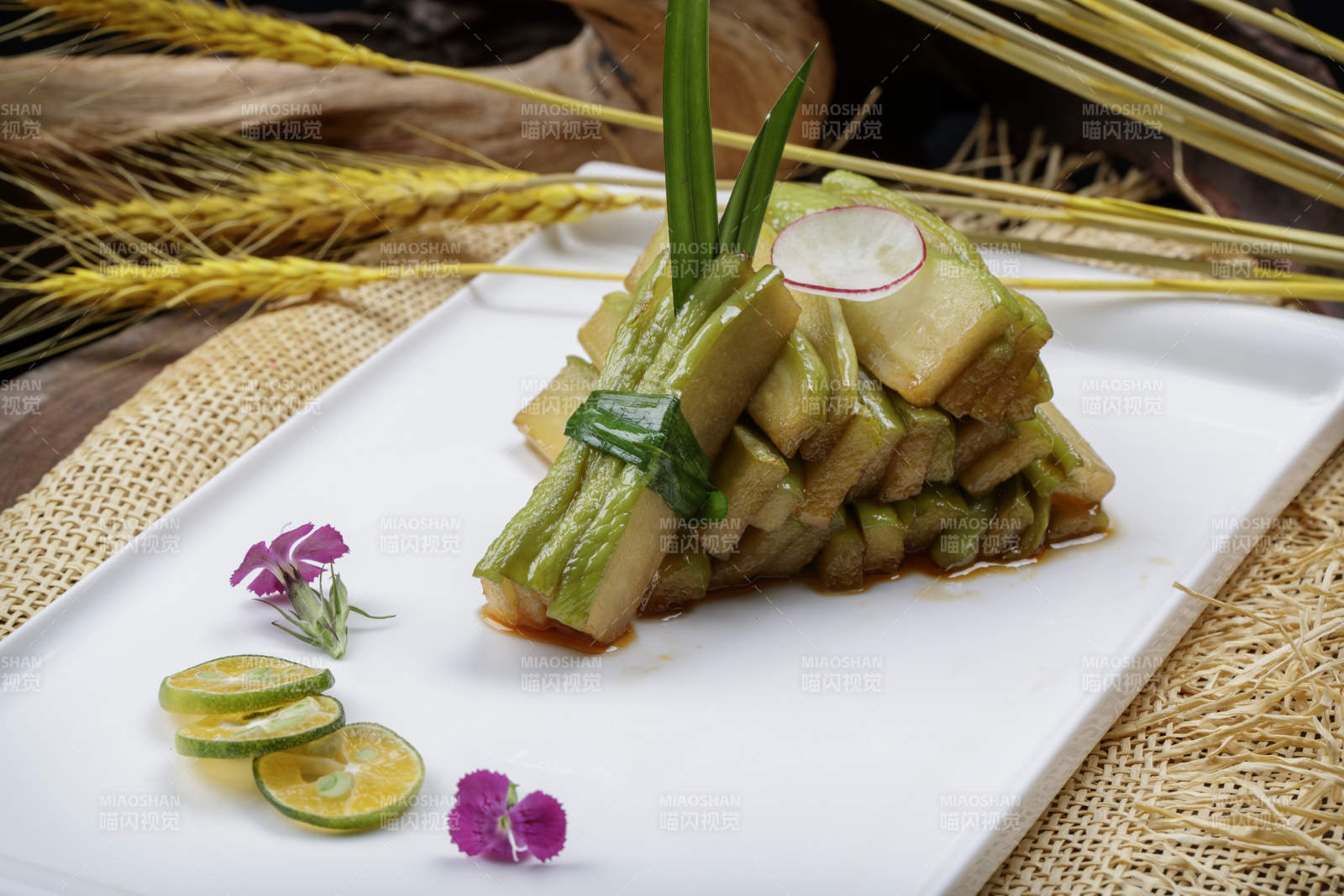 白色瓷盘装的腌渍酱佛手瓜切片