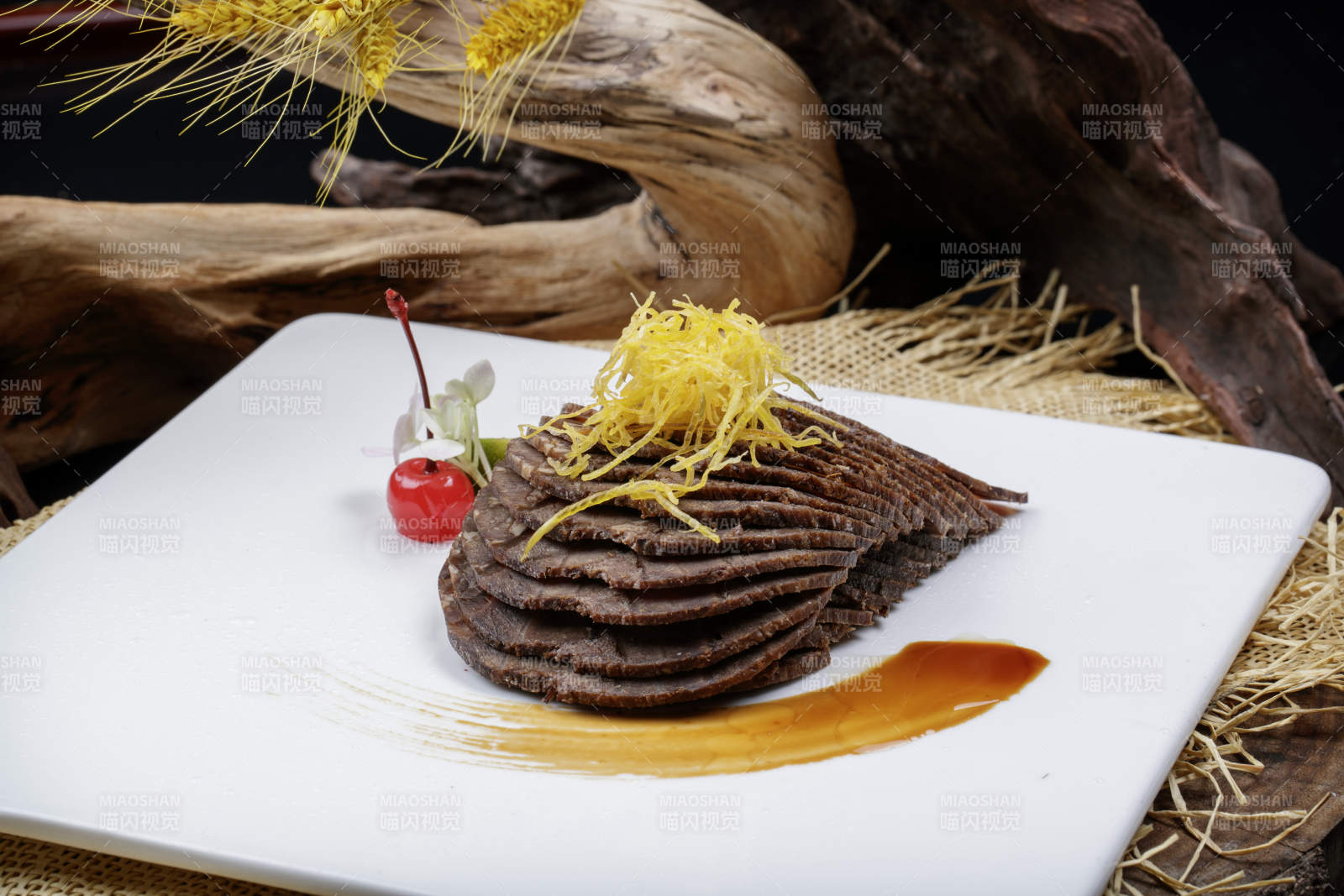 方形瓷盘装的五香酱牛肉摆放在麻布垫子上