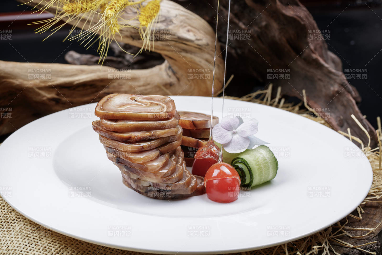 白色圆盘装的烟熏猪耳卷摆放在麻布垫子上