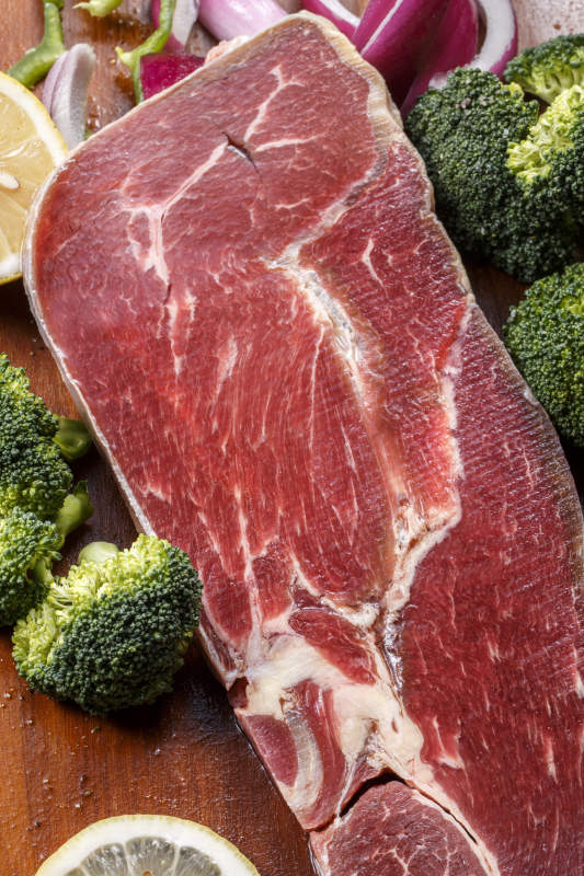 牛肩胛三角肉摆放在木质砧板上