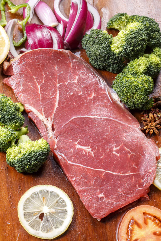 牛臀肉摆放在木质砧板上