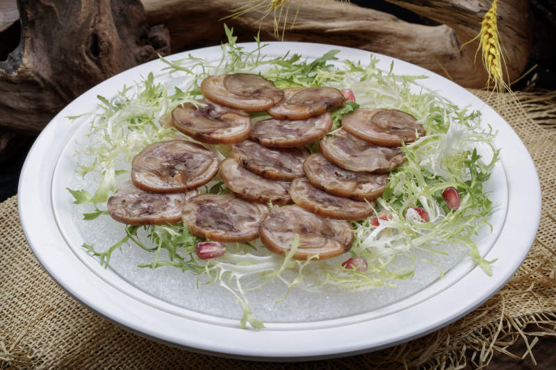 精美餐具装的五香肘花卷切片