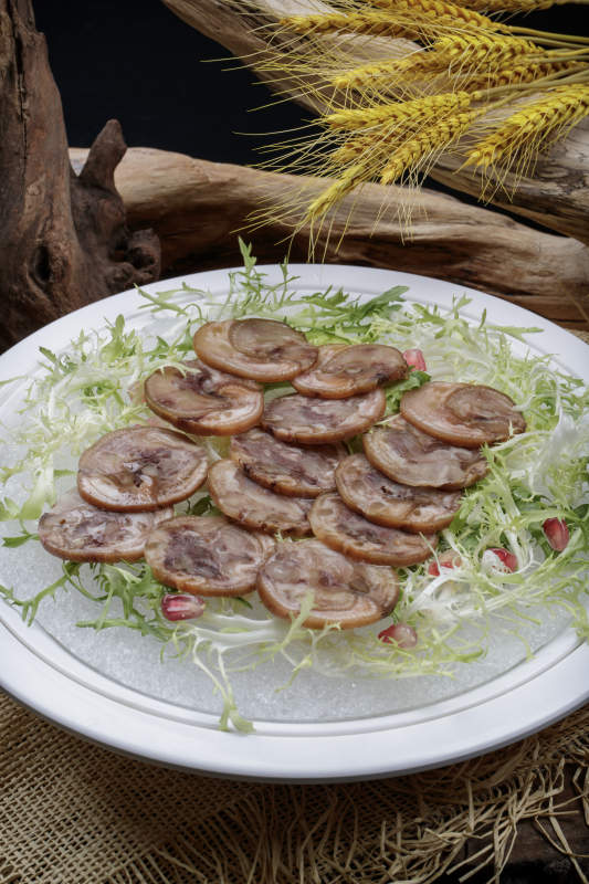 精美餐具装的五香肘花卷切片