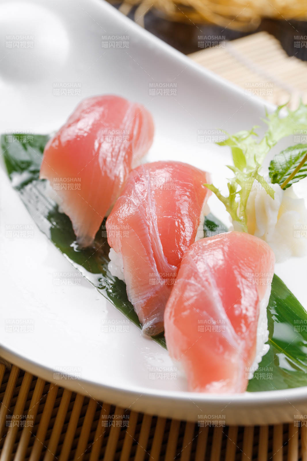 金枪鱼手握寿司摆放在寿司帘上