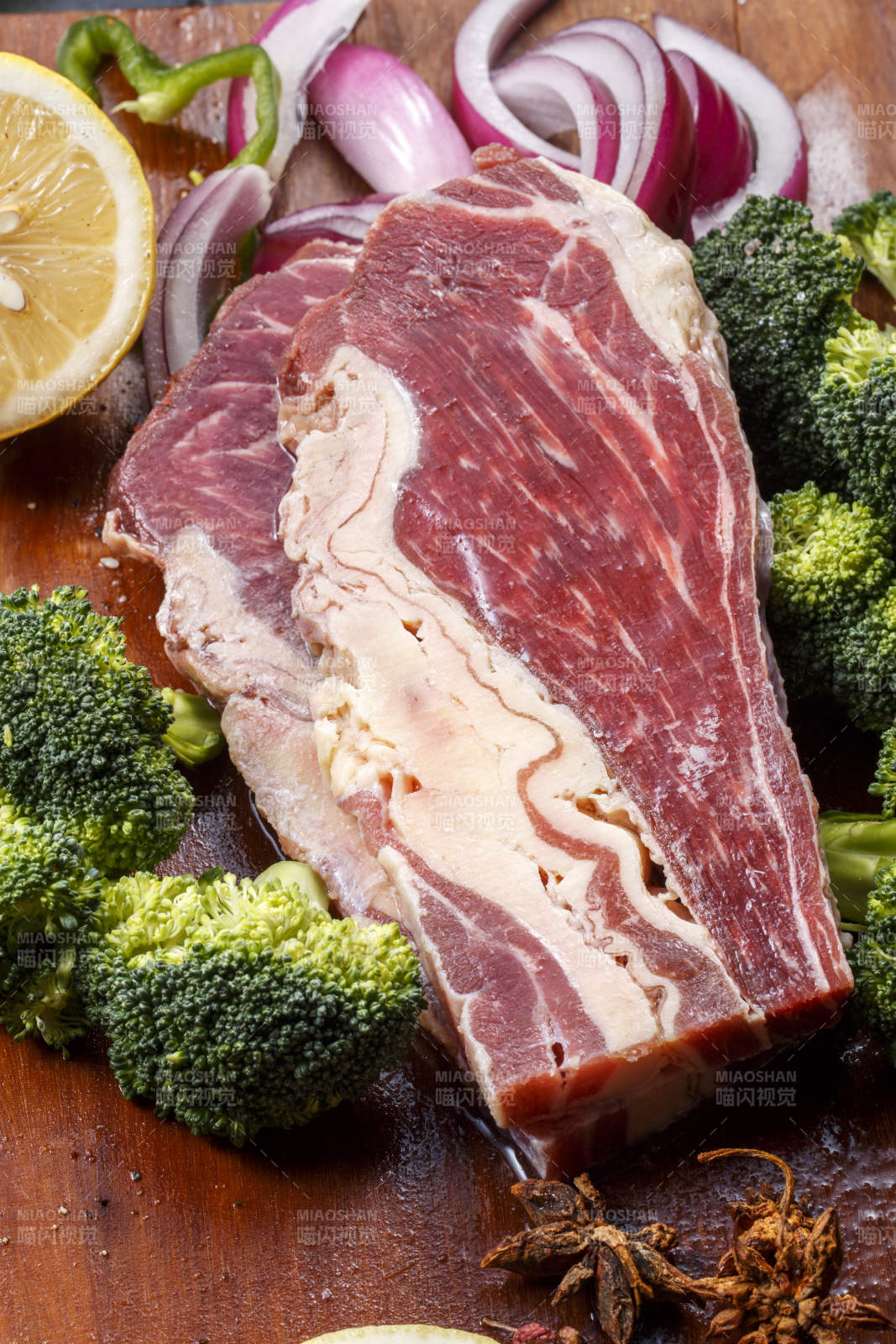 牛腹肉牛腩摆放在木质砧板上