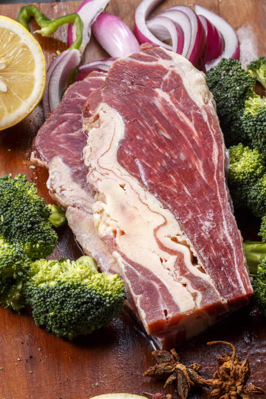 牛腹肉牛腩摆放在木质砧板上