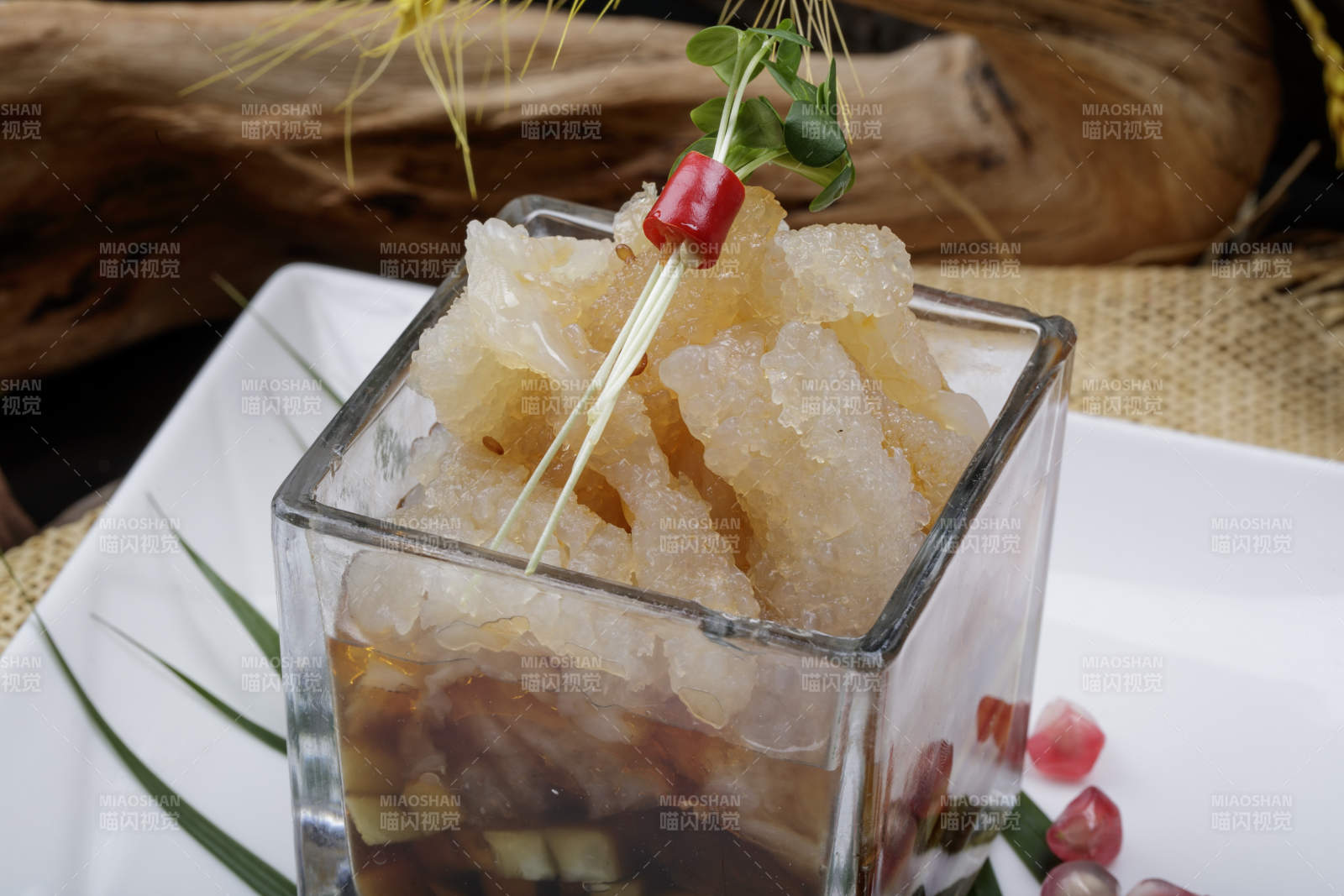 玻璃方盅装的老醋蛰头摆放在樟木砧板上