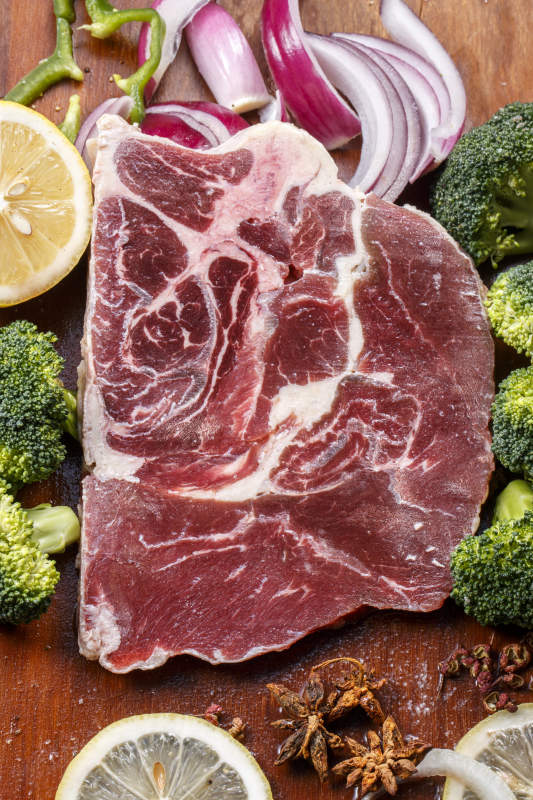 后牛腱肉摆放在木质砧板上