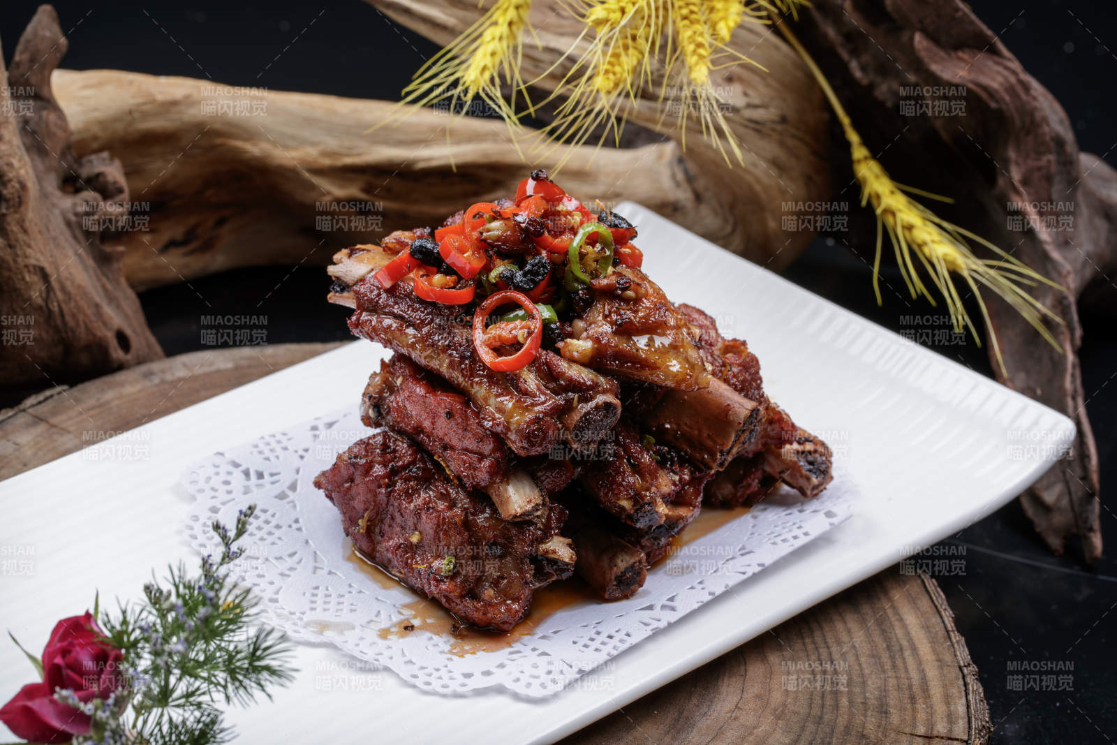 長方形瓷盤裝的豆豉蒸排骨擺放在樟木砧板上