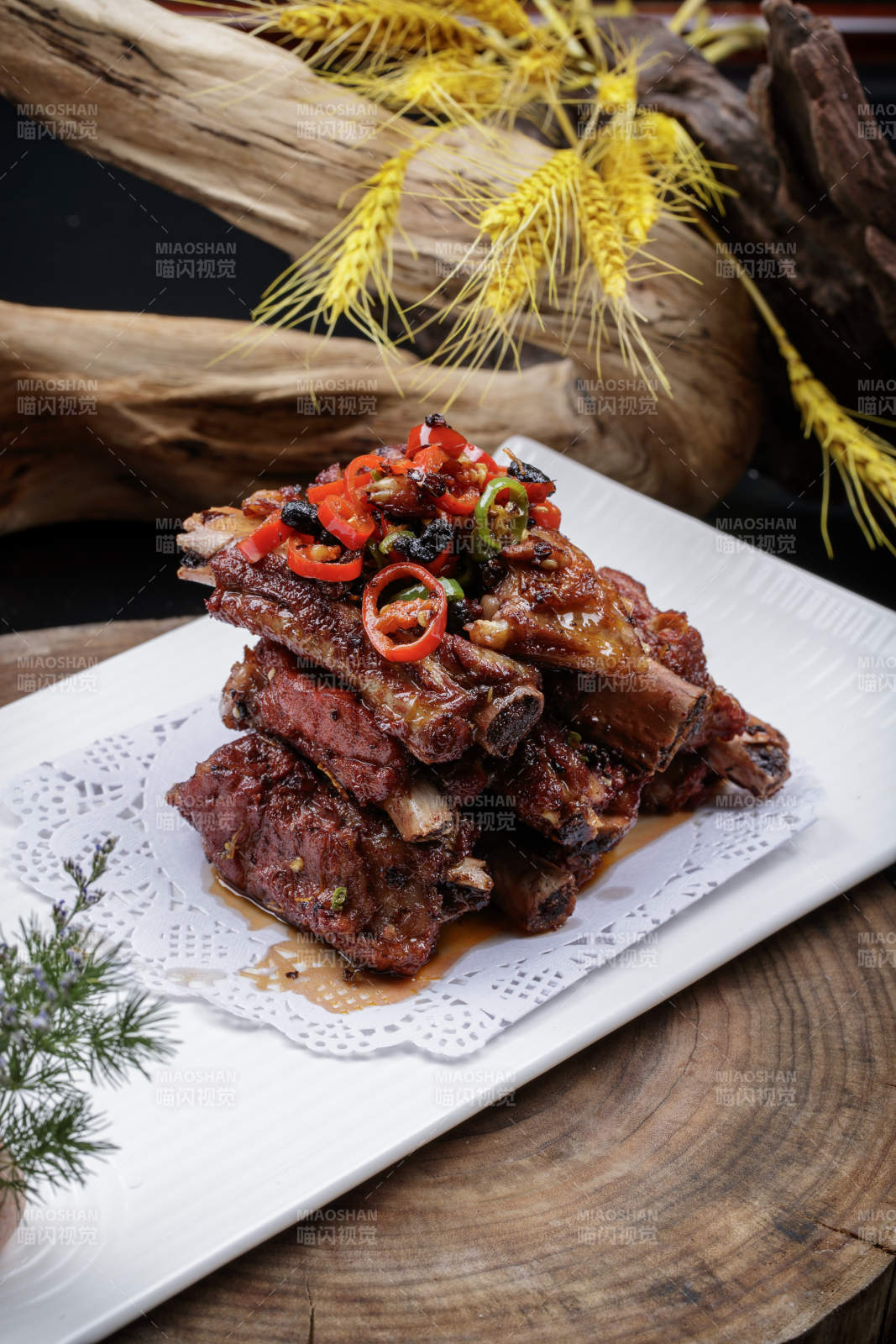 長方形瓷盤裝的豆豉蒸排骨擺放在樟木砧板上