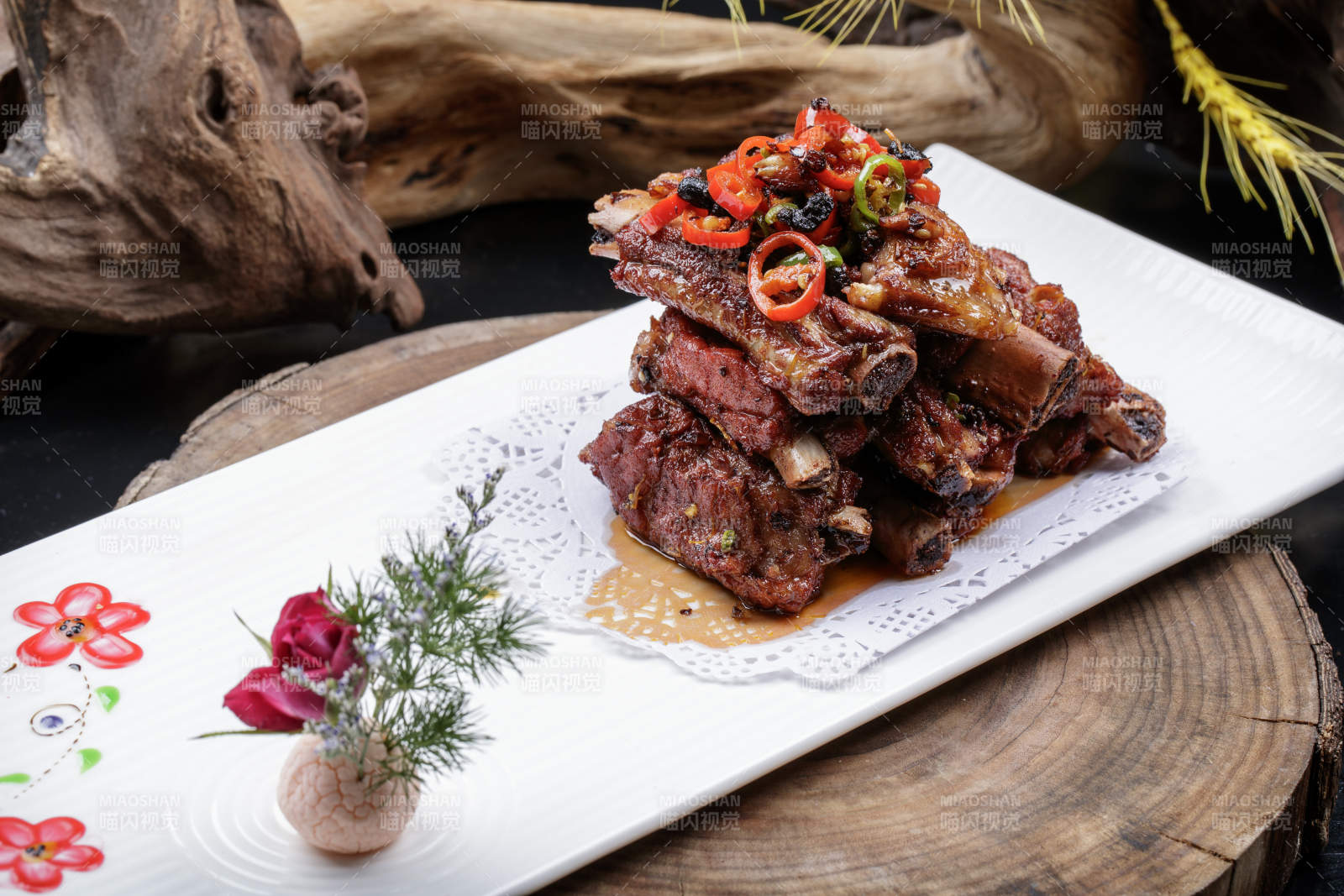 長方形瓷盤裝的豆豉蒸排骨擺放在樟木砧板上