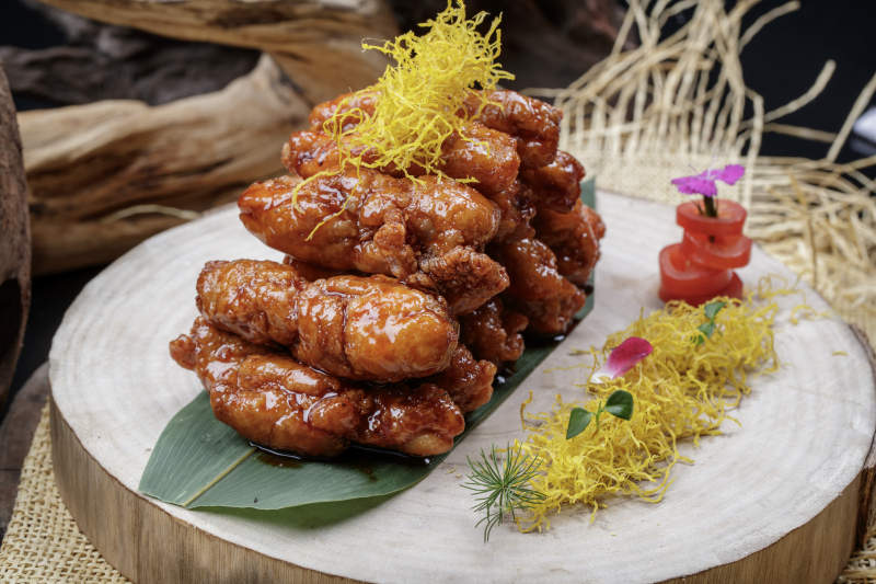 砧板上的的糖醋里脊摆放在麻布垫子上