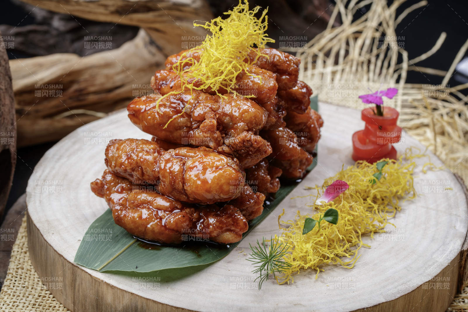 砧板上的的糖醋里脊摆放在麻布垫子上