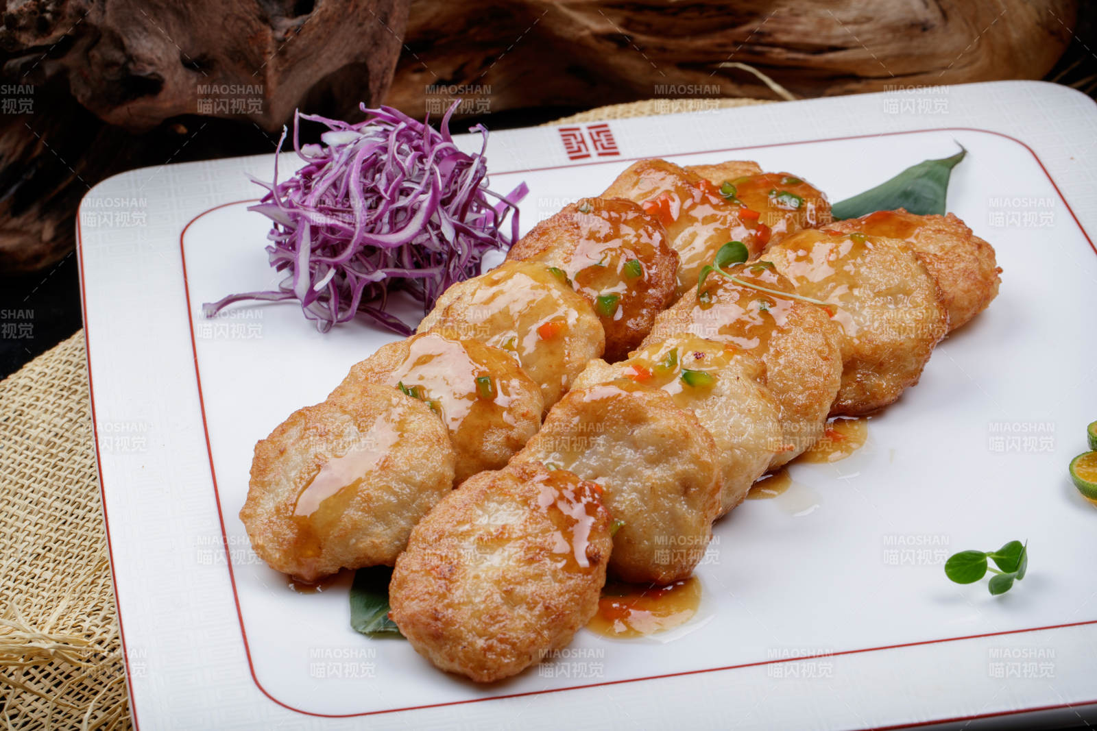 香煎虾肉马蹄饼摆放在麻布垫子上