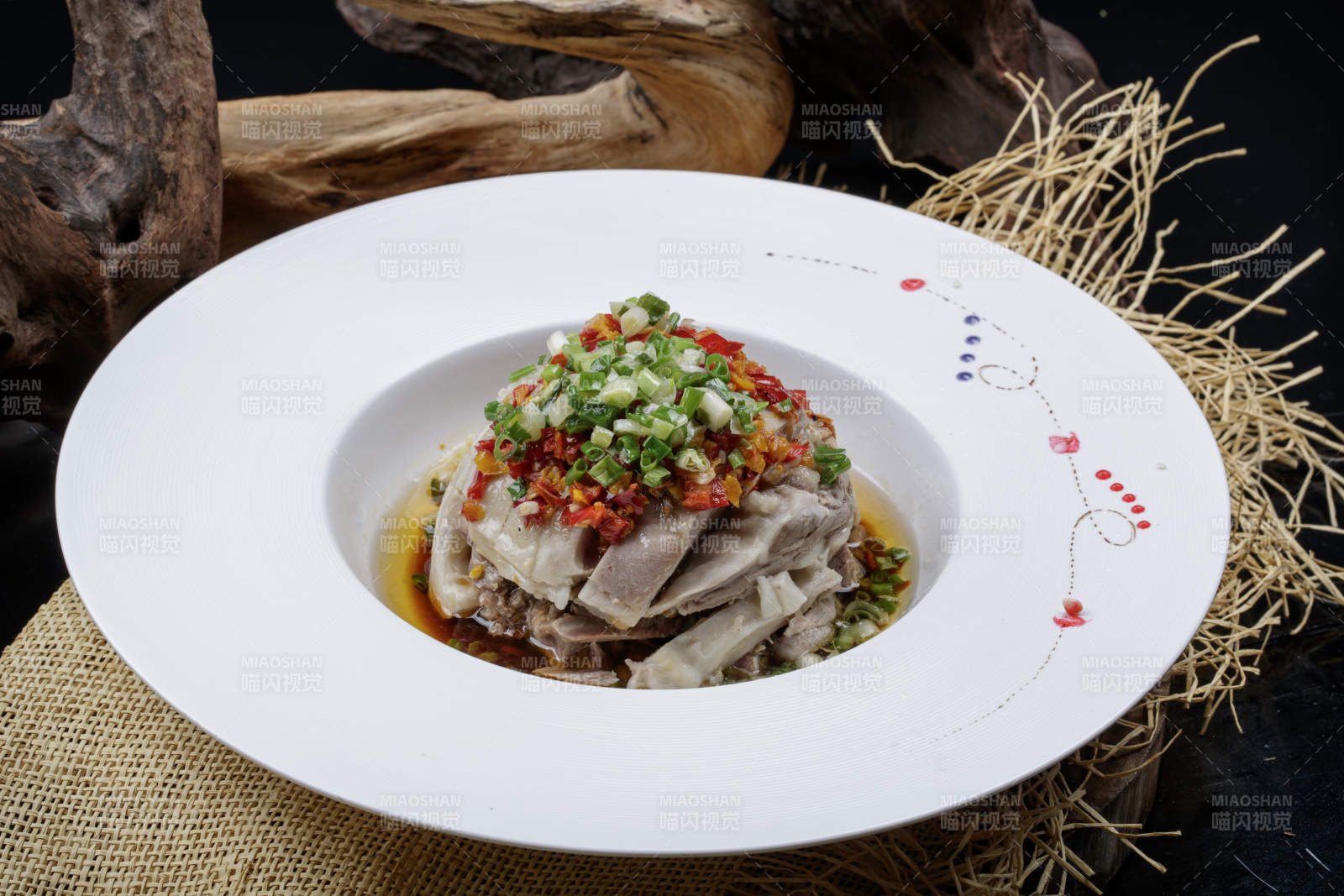 白色瓷盘装的的香辣凉拌口条