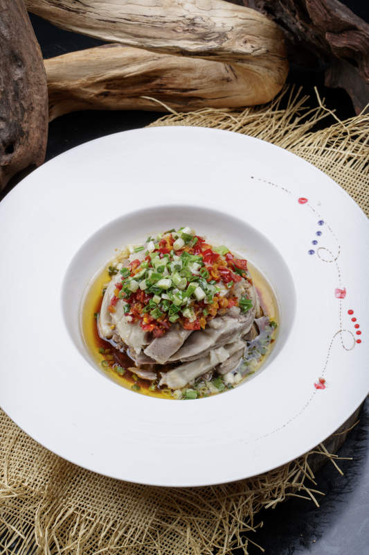 白色瓷盘装的的香辣凉拌口条