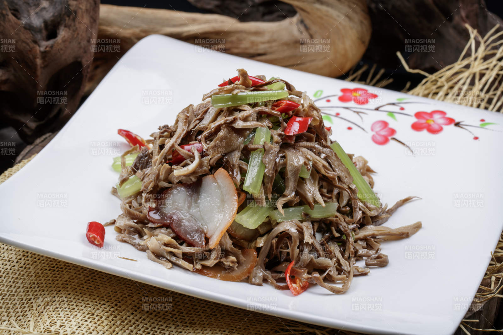 梅花圖案白瓷盤裝的五花肉燒鮮松蘑片