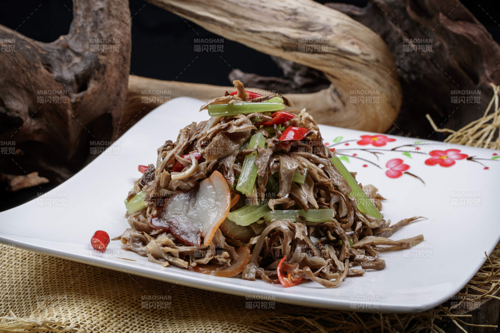 梅花圖案白瓷盤裝的五花肉燒鮮松蘑片