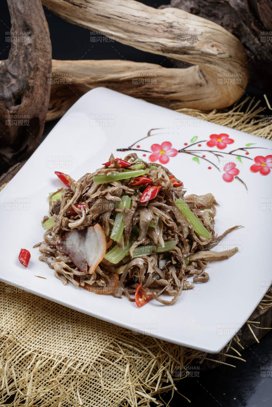 梅花圖案白瓷盤裝的五花肉燒鮮松蘑片